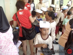 Distributing lunch boxes